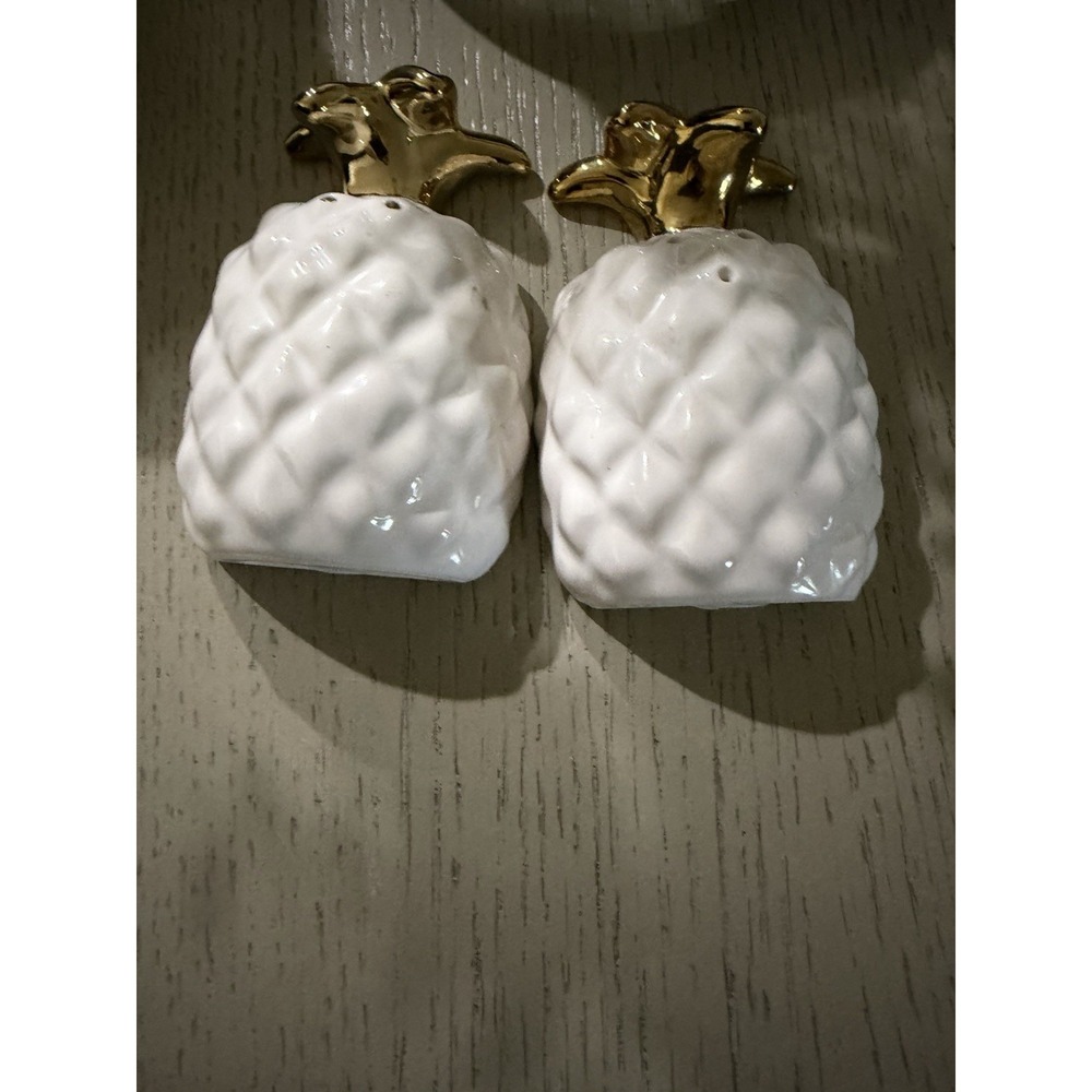 Set of white and gold ceramic pineapple salt and pepper shakers Hallmark.‎